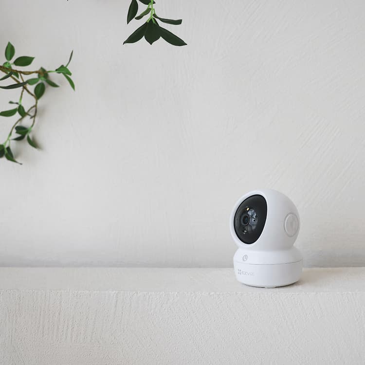 EZVIZ H6c Pro en un interior, imagen 1